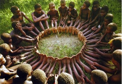 Crianças de uma tribo africana sentadas